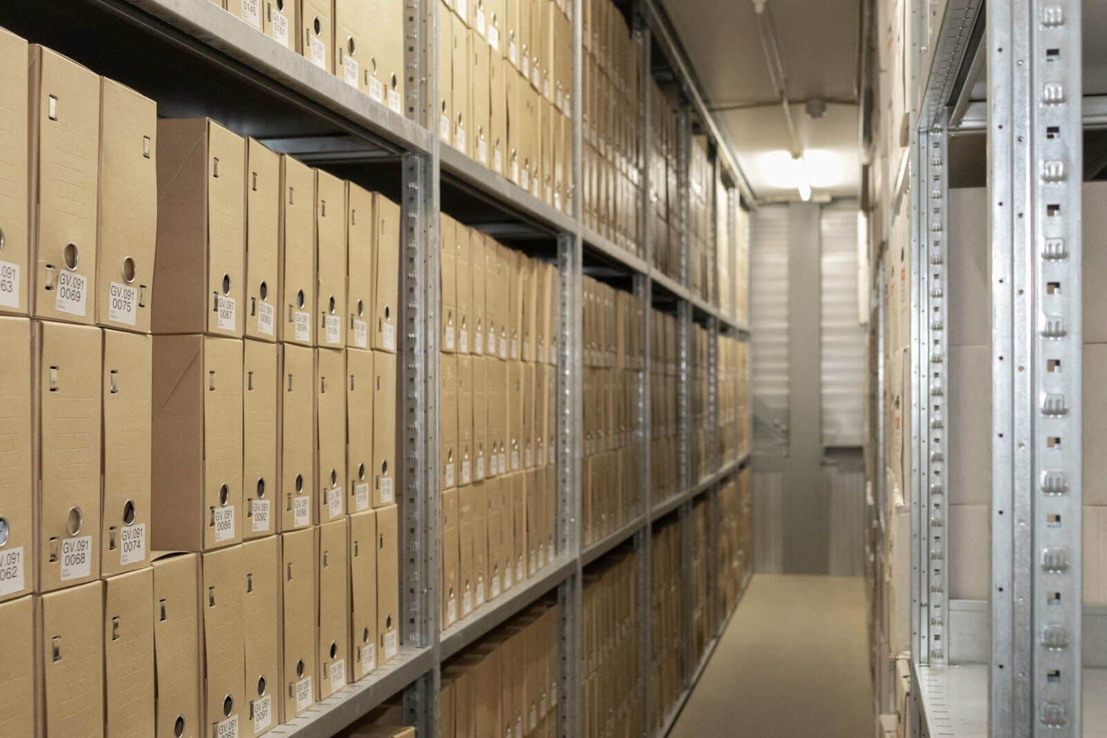Gang met archiefstellingen en archiefdozen voor archief- en databeheer
