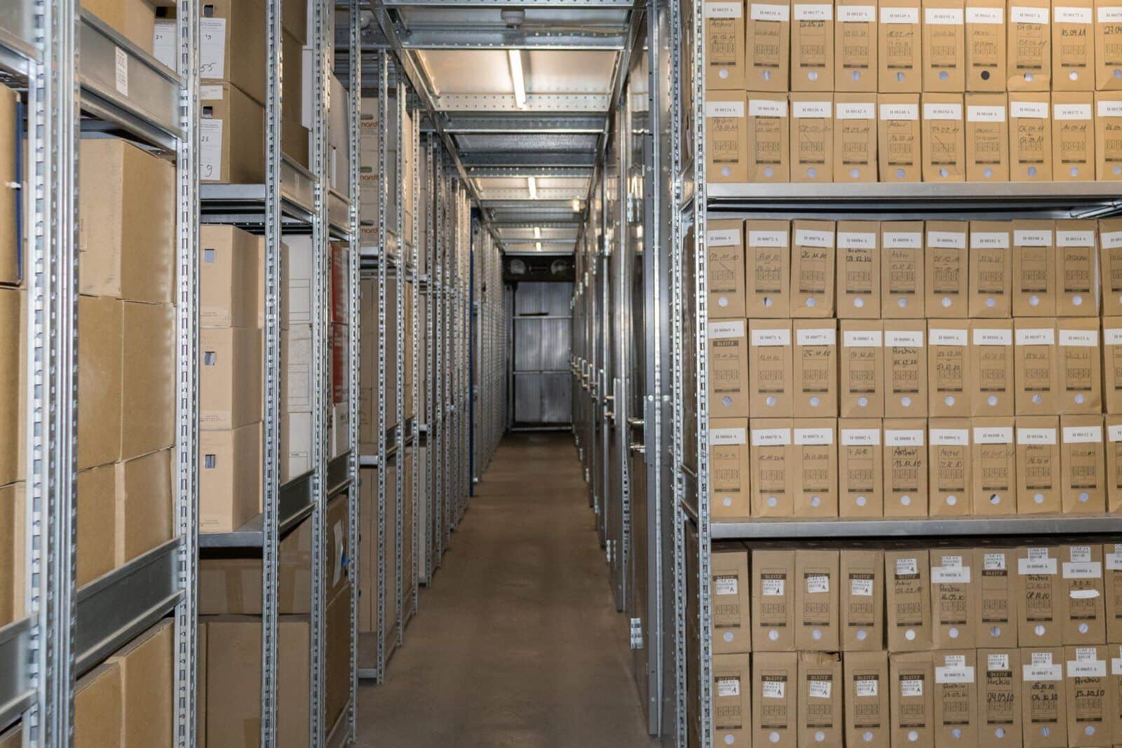 Stellingkasten vol archiefdozen in een archiefdepot van Bernardt VAD