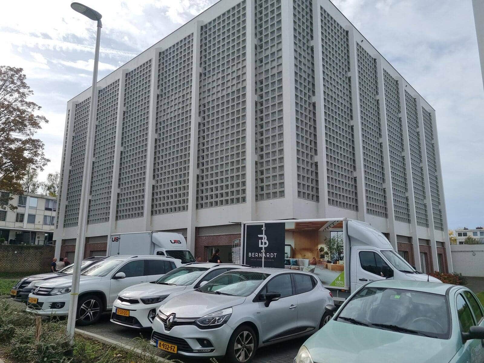 Bernardt-vrachtwagen bij het gemeentehuis van Beekdaelen tijdens de archiefverhuizing