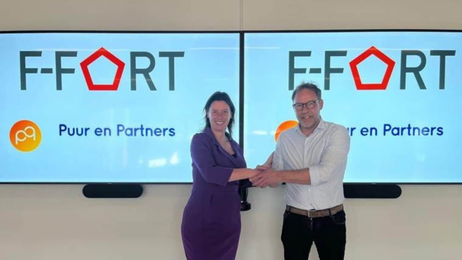 Handdruk bij de overname van F-Fort door Bernardt Groep, met Puur en Partners