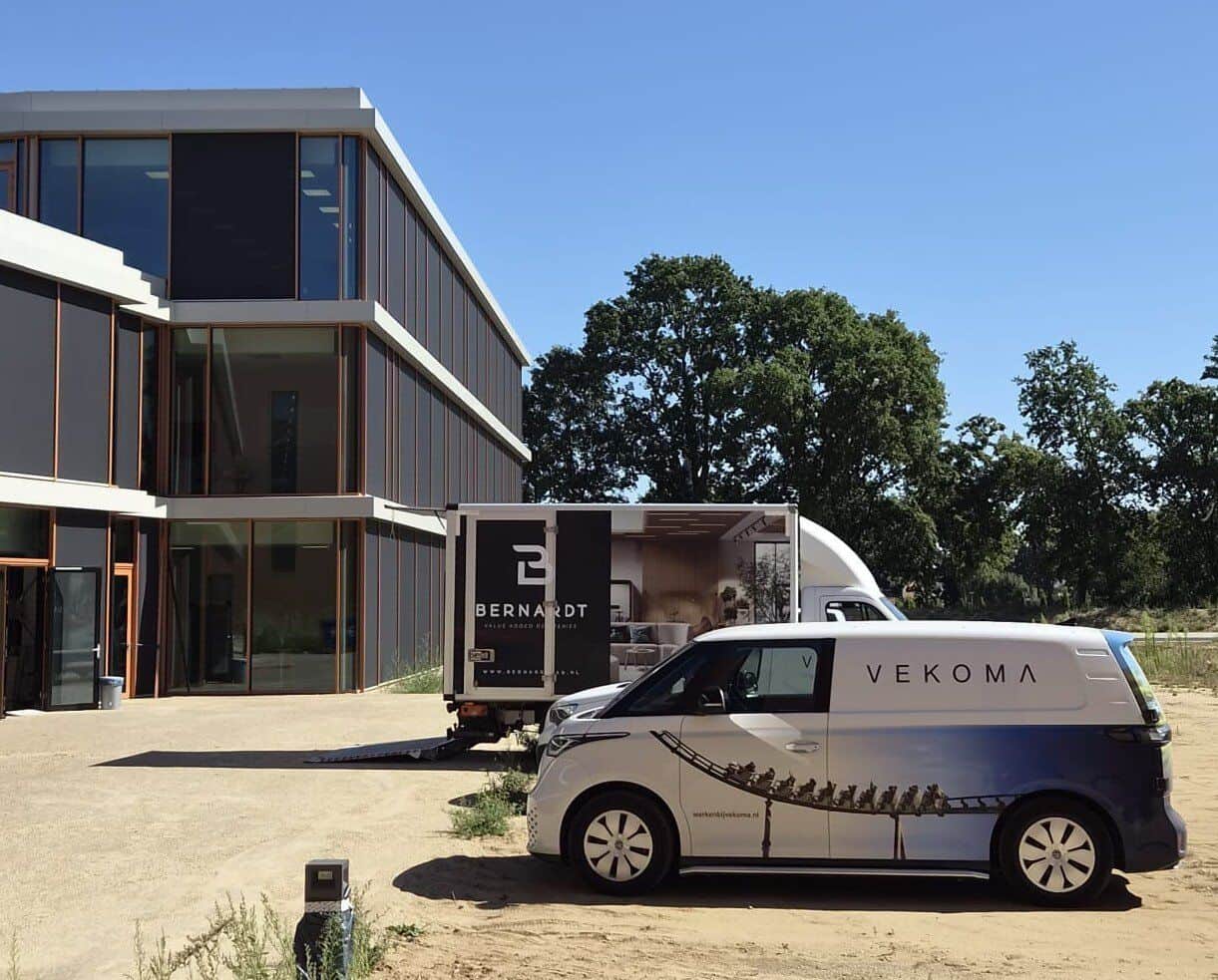 Bernardt-vrachtwagen en Vekoma-bestelbus voor een kantoorgebouw