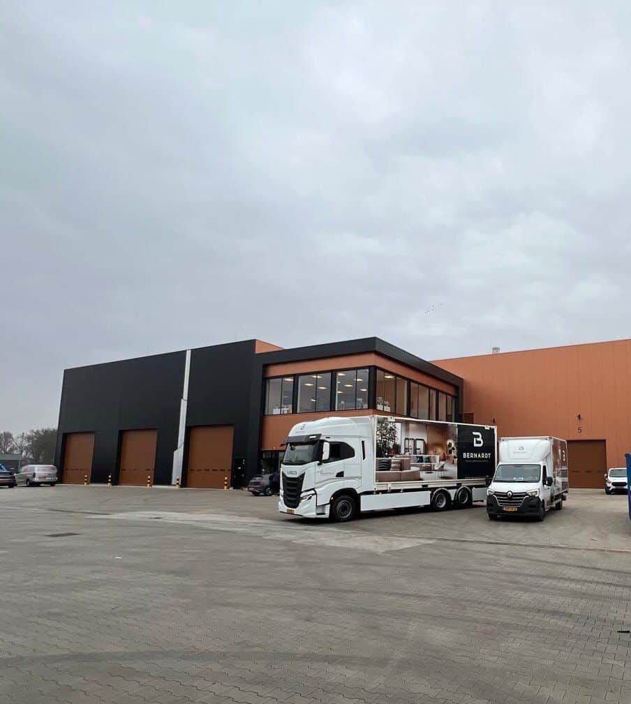 Nieuw hoofdkantoor en warehouse van Vekoma Rides in Vlodrop met Bernardt-vrachtwagen