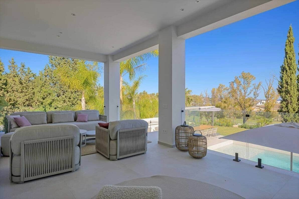 Overdekt terras met loungeset bij een villa in Marbella