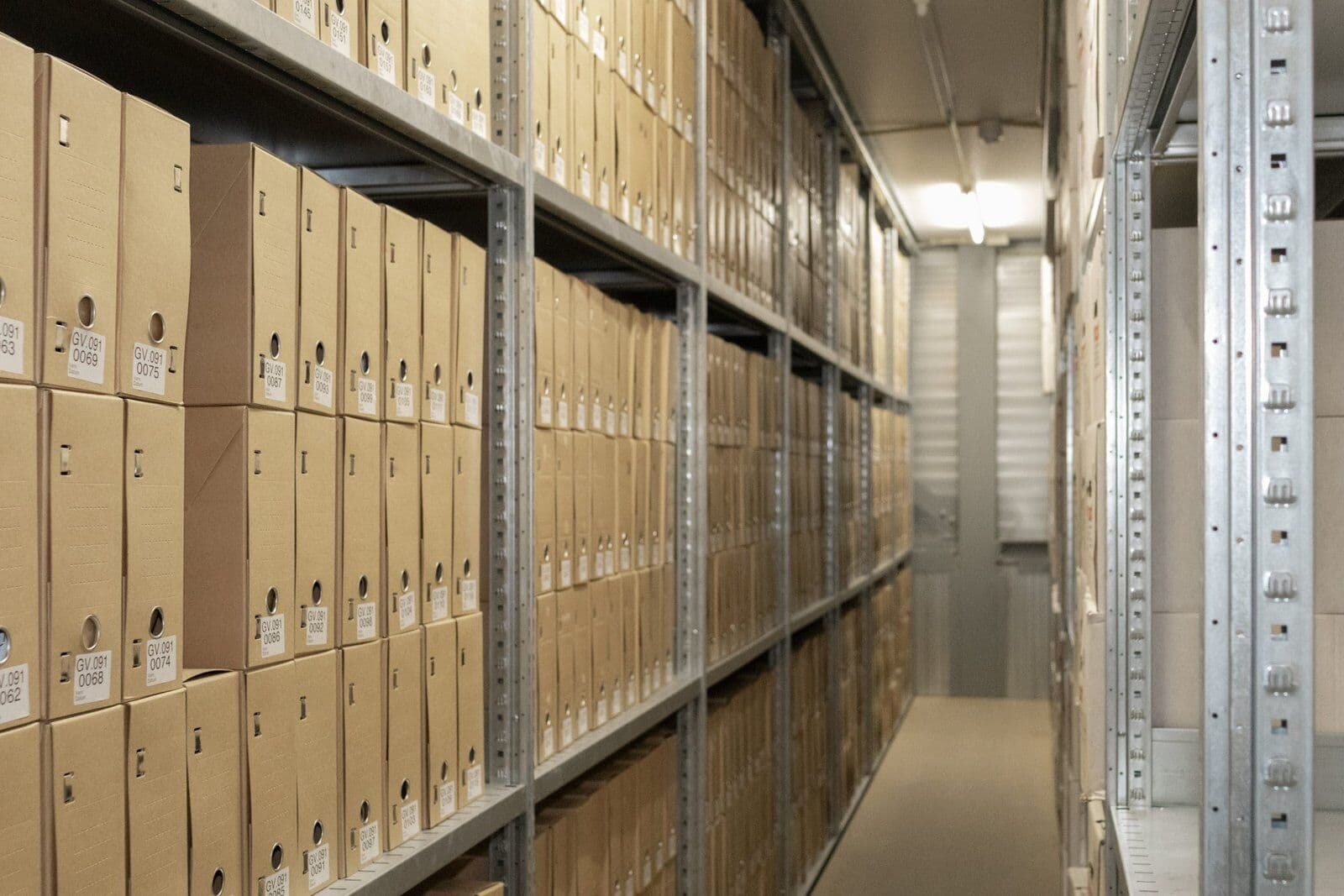 Gang met archiefstellingen en archiefdozen voor archief- en databeheer