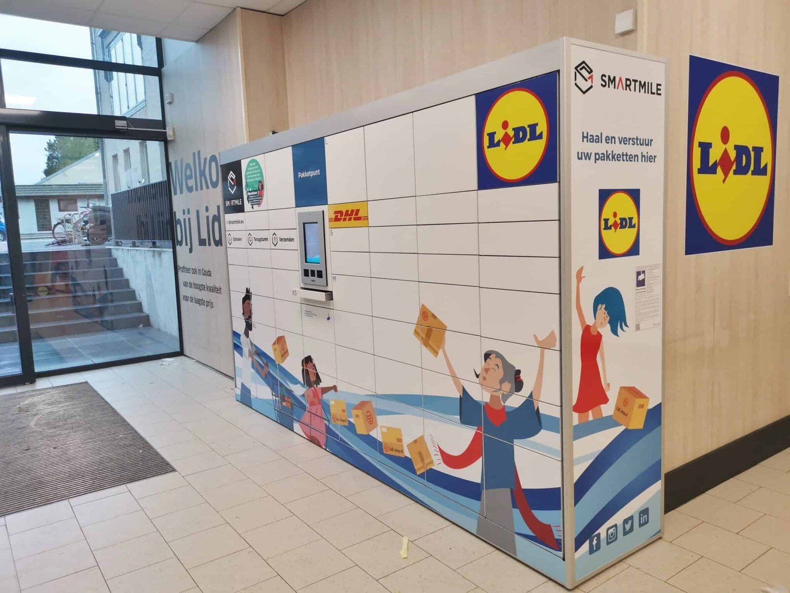 Smartmile-pakketautomaat met Lidl-logo in een Lidl-vestiging