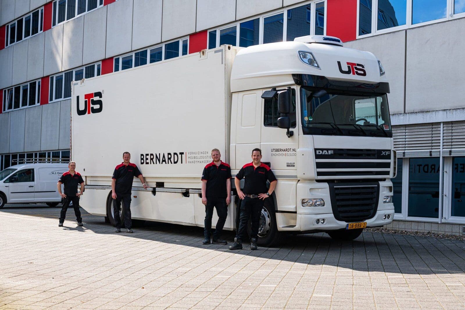 Bernardt-team voor een UTS-vrachtwagen bij een verhuizing in Maastricht