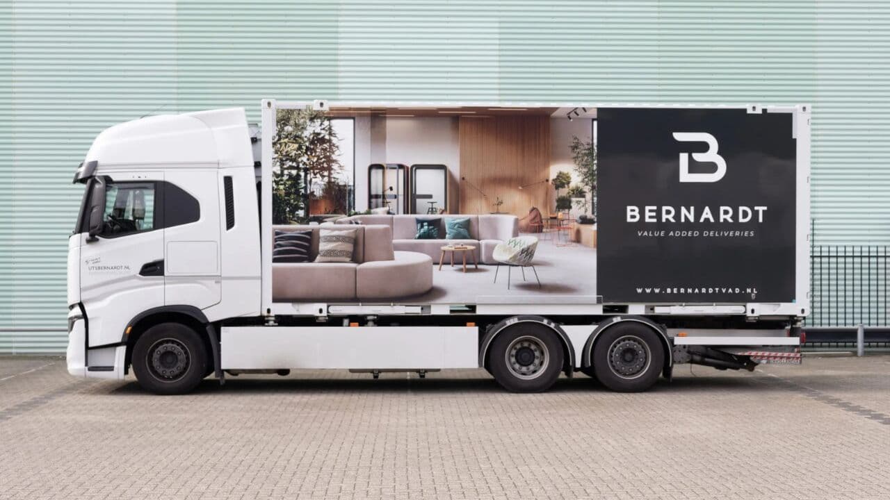 Bernardt-vrachtwagen met Bernardt-belettering voor ARP Nederland