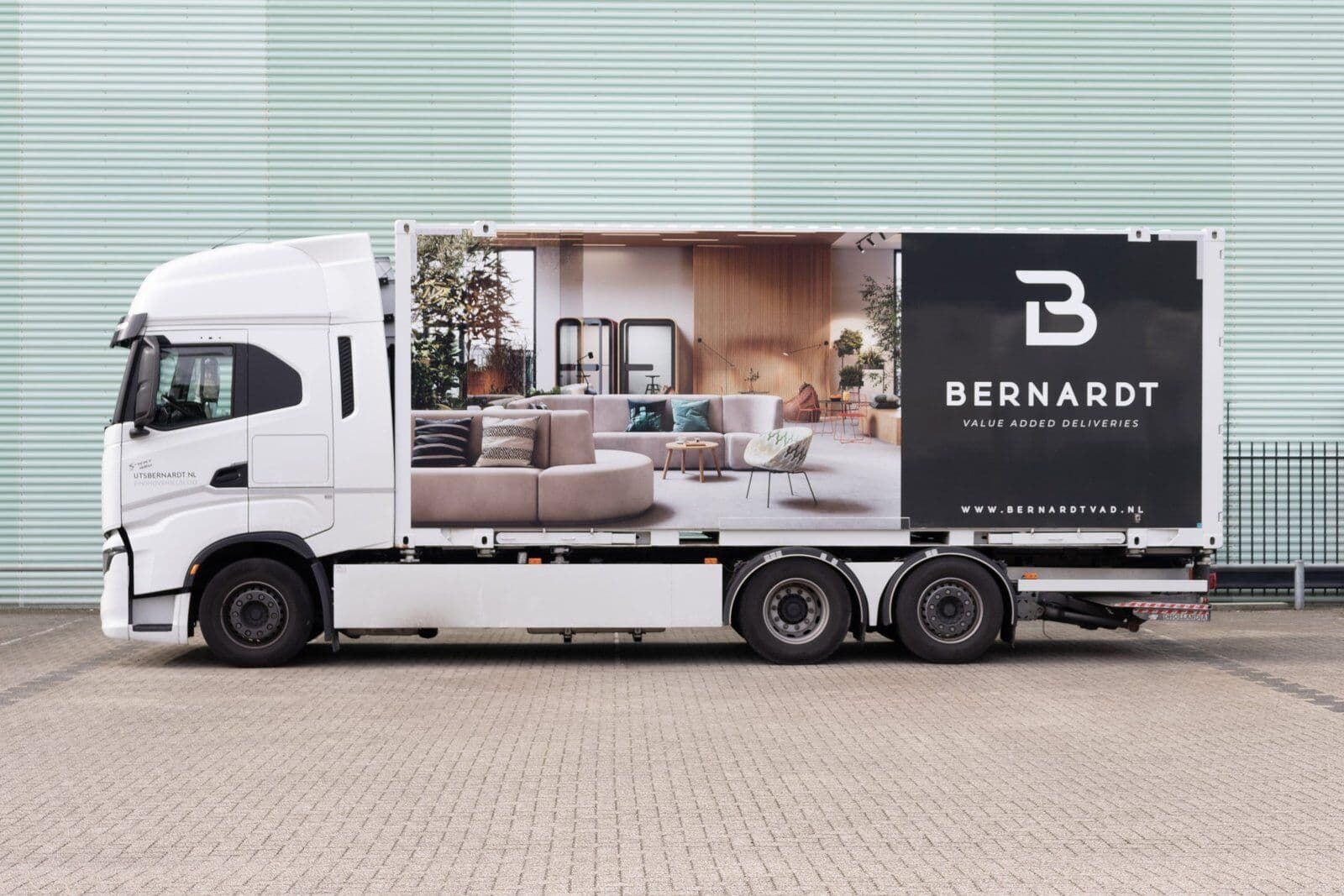 Bernardt-vrachtwagen met interieurprint voor projectverhuizingen