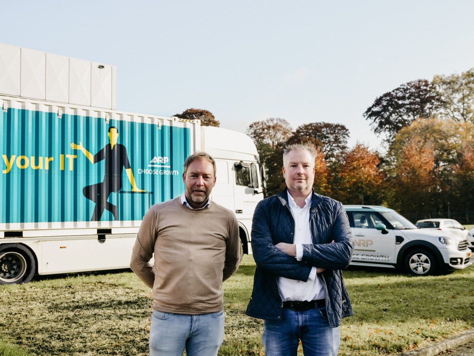 Twee medewerkers van ARP Nederland voor de ARP-vrachtwagen met printerlevering