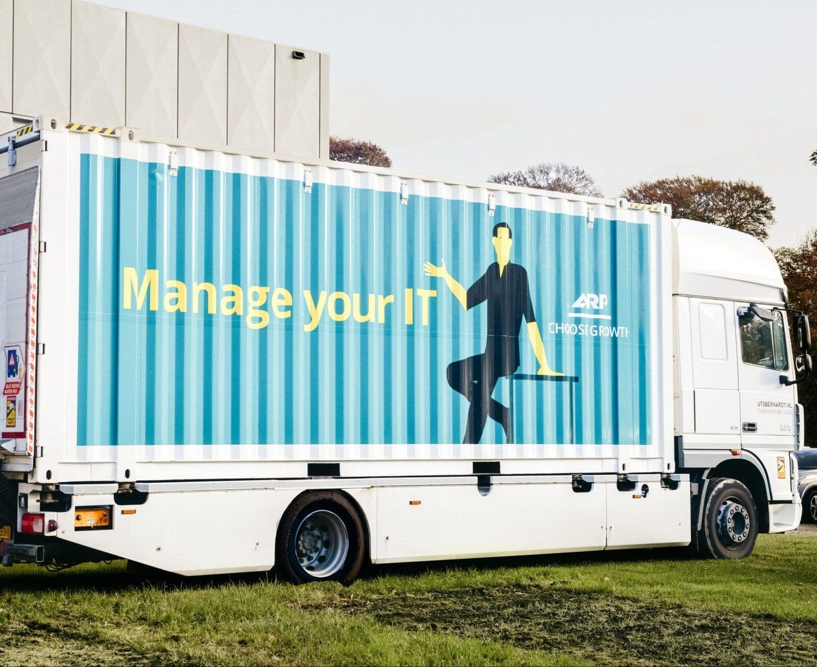 ARP-vrachtwagen met opdruk Manage your IT voor levering en installatie van printers